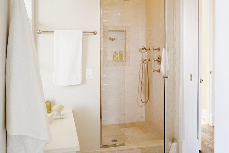 Z brodzikiem czy bez – jaką kabinę prysznicową wybrać?