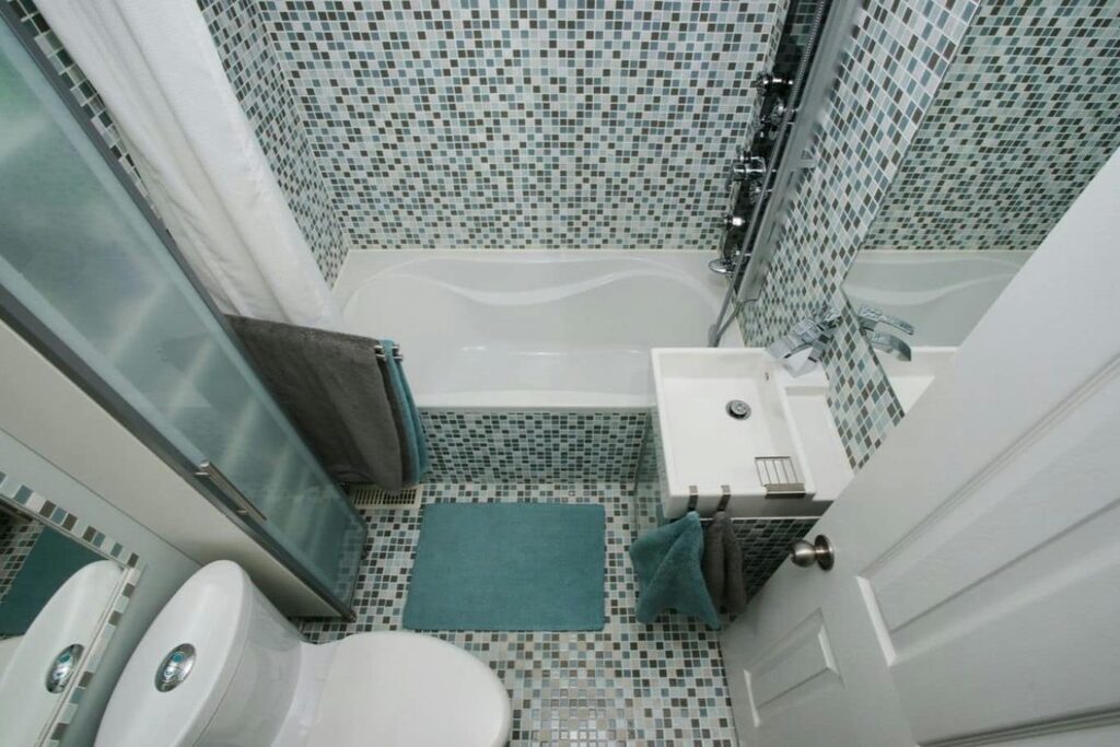 Jakie płytki stosować w łazience, by ją optycznie powiększyć?